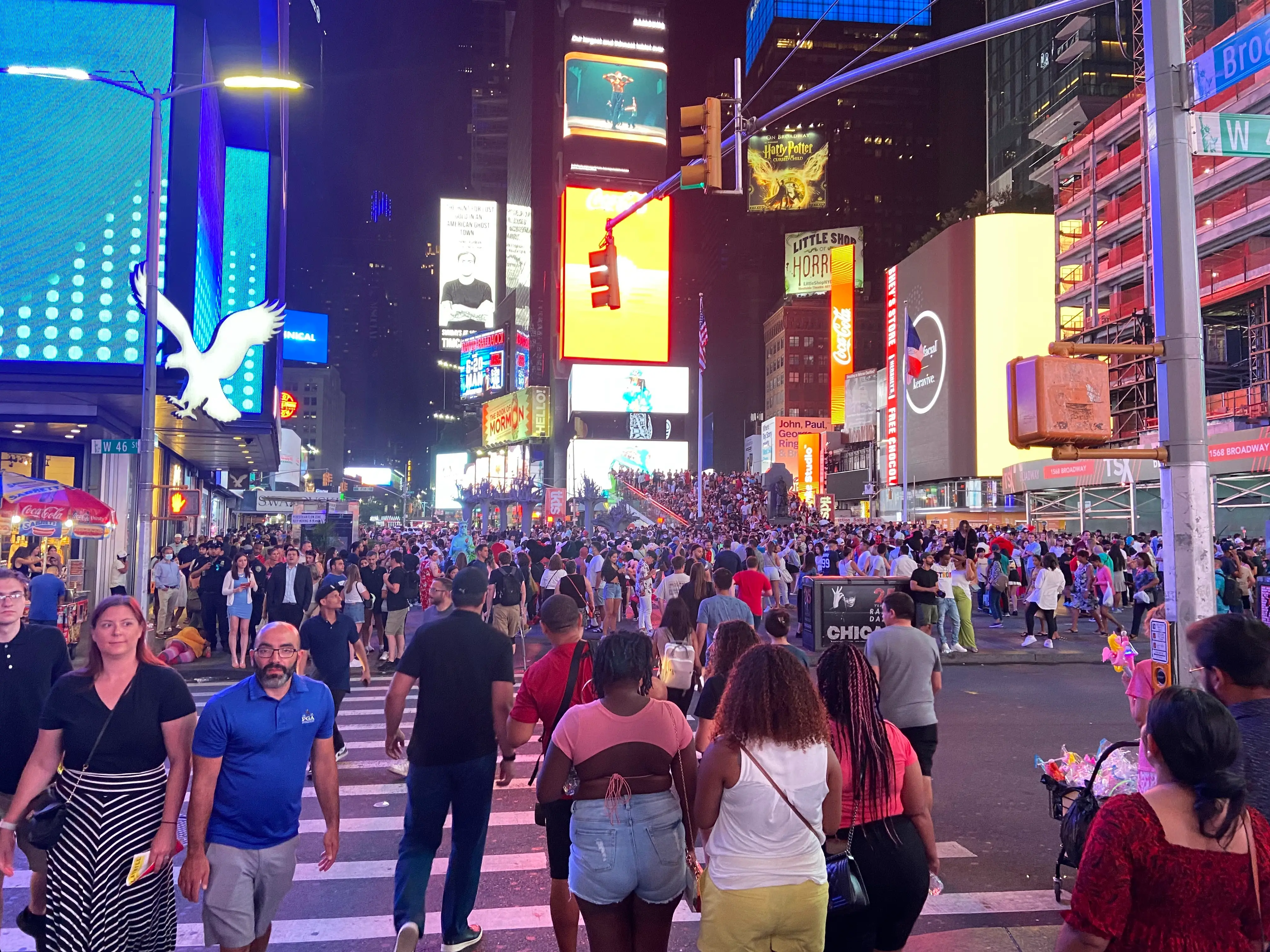 Neonlys og skilte i New York om natten