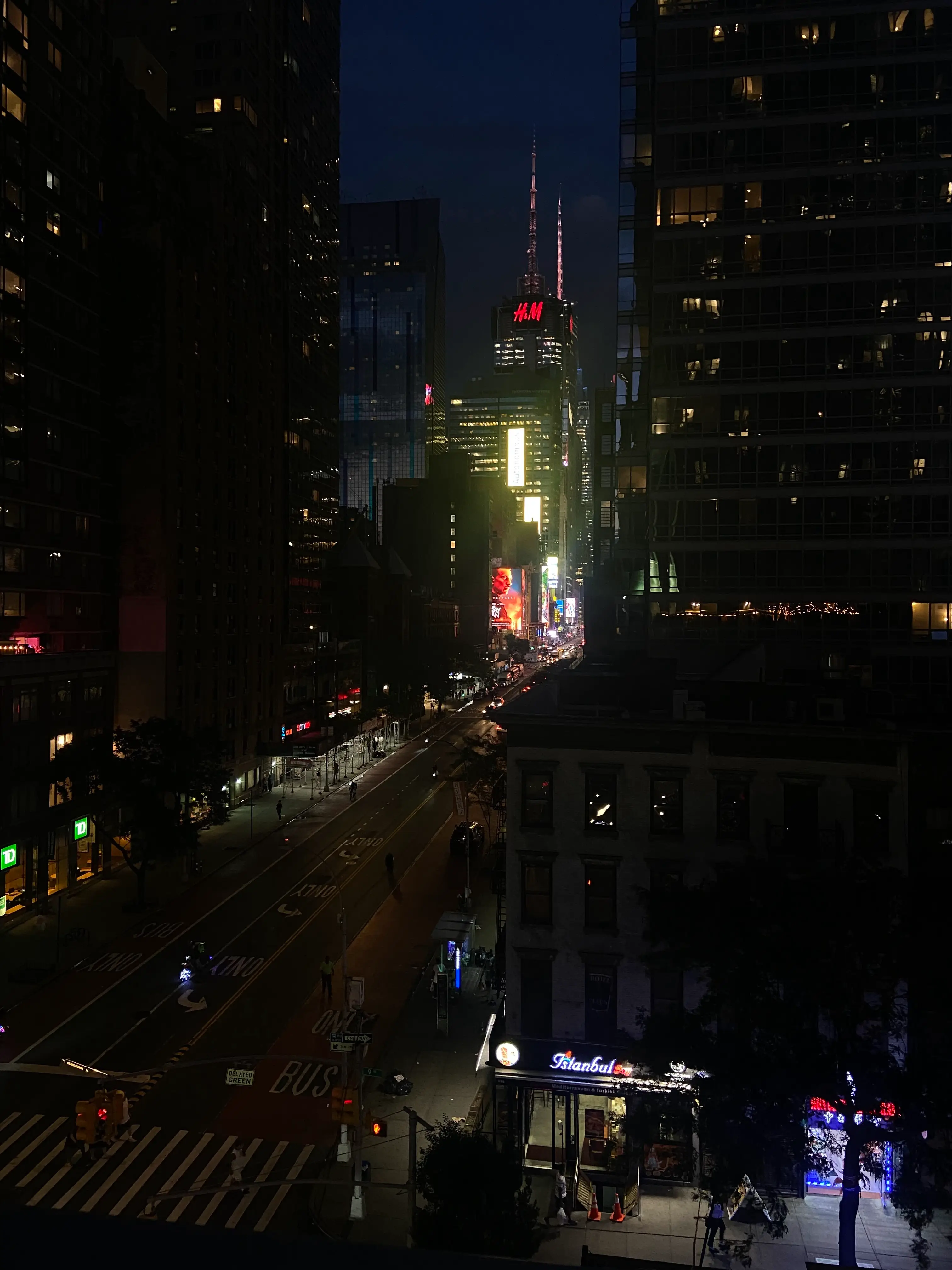 New York skyline om natten med lys i bygninger