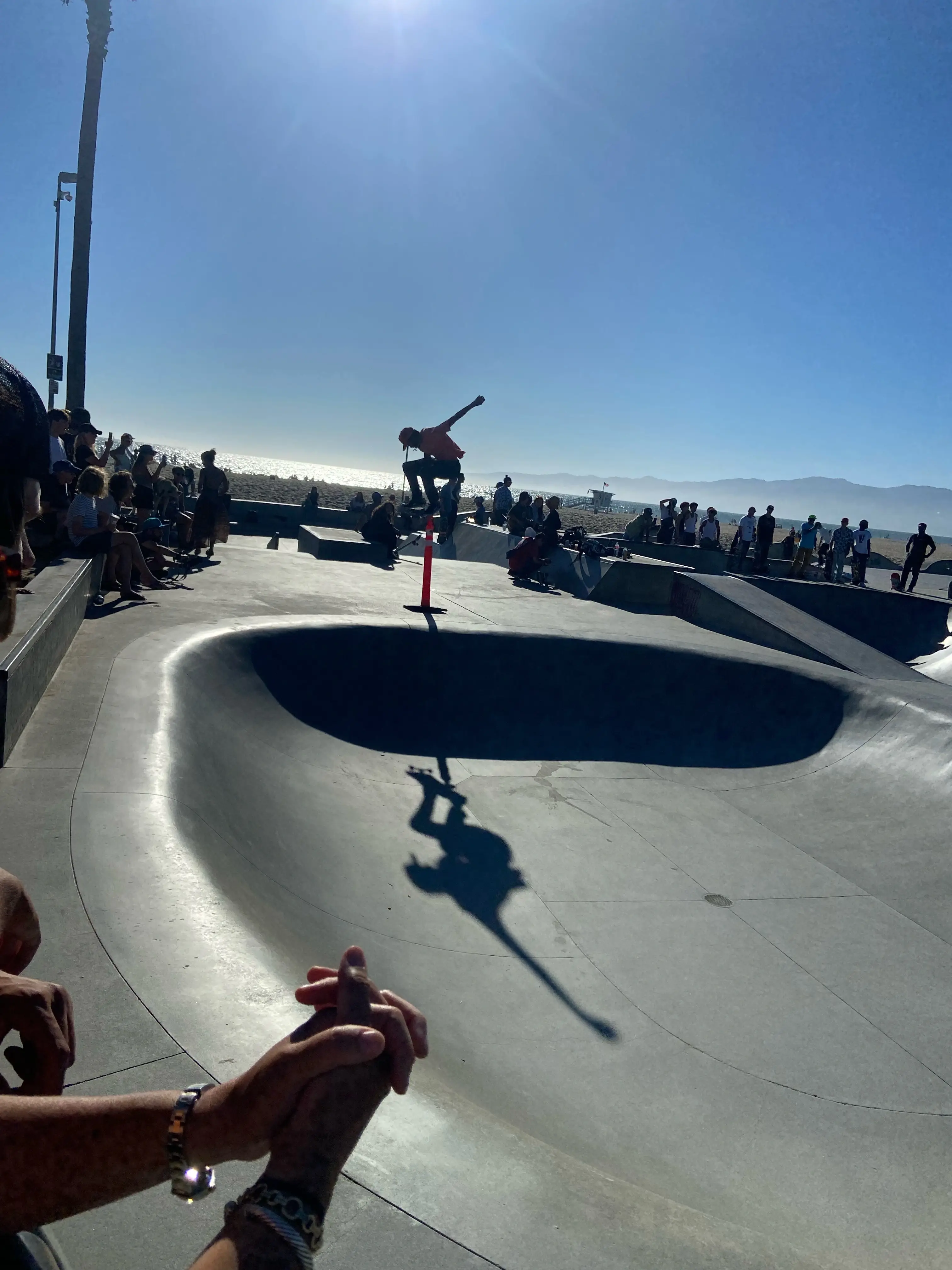 Venice Beach promenade med palmer og mennesker