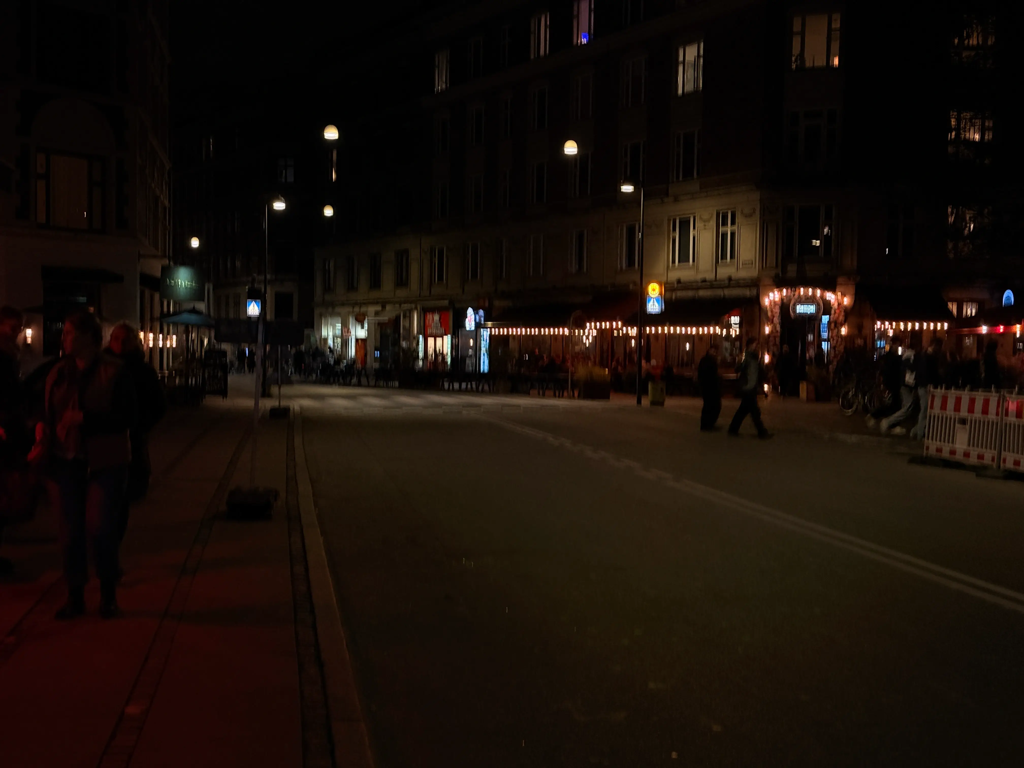Gade på Vesterbro med byliv og arkitektur